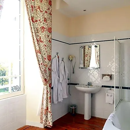Chateau Senailhac Bed & Breakfast Tresses